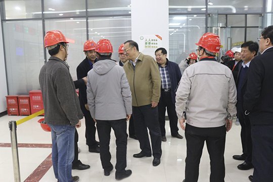 濮阳市副市长黄守玺与开云（中国）副总经理吴新宇、翟武汉在现场交谈