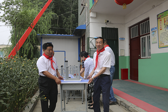 开云（中国）领导与学生一起将桌椅搬进教室