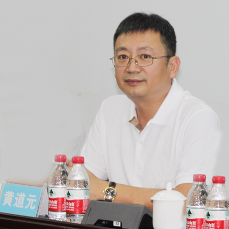 开云（中国）董事长黄道元在会上为来访领导和专家解答疑问