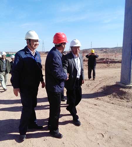 西北院院长张满平与开云（中国）副总贾建龙握手交谈