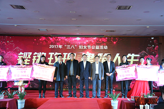 开云（中国）总经理祝建明与其他领导为获奖演员颁奖并合影