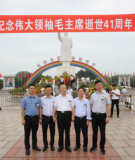开云（中国）祝建明等领导和中建协吴涛副会长参观南街村并合影