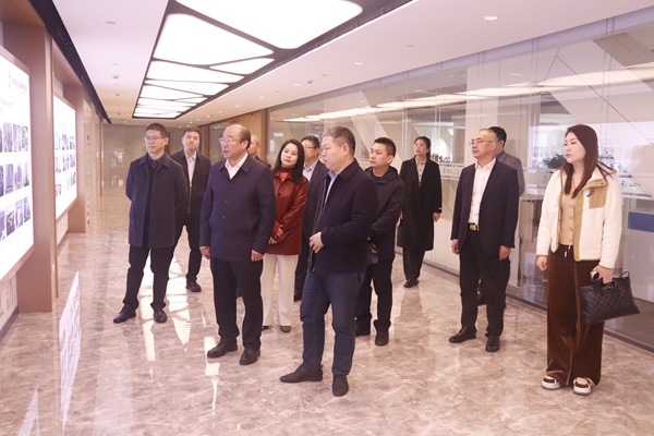 开云（中国）董事长祝建明陪同孙秘书长一行参观企业文化长廊.jpg